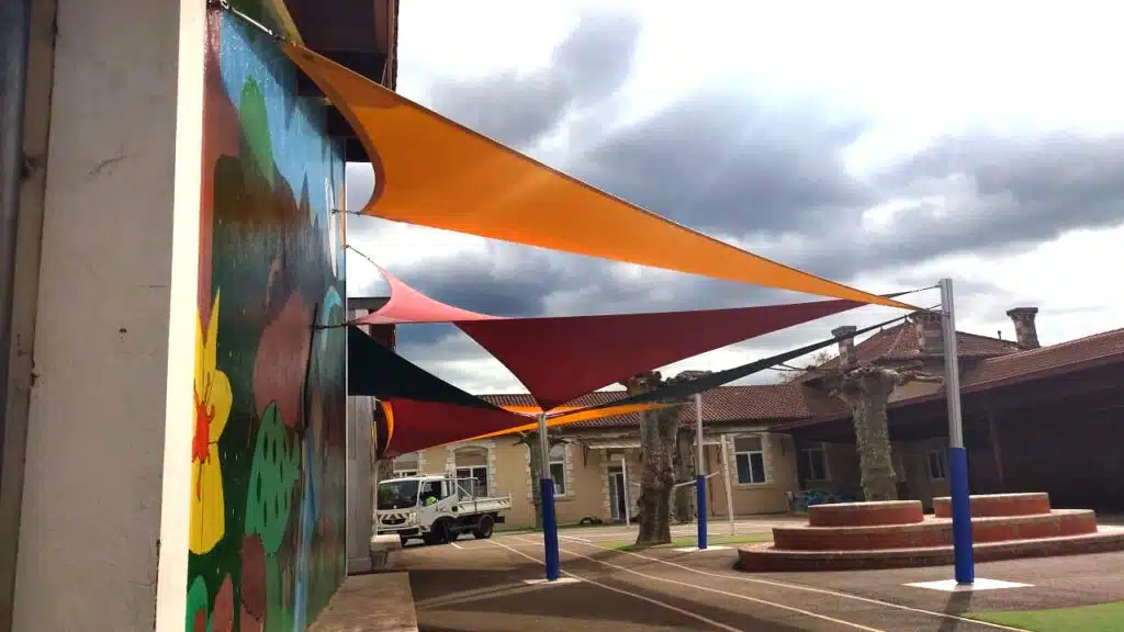 Perspective sous les voiles Soltis 92 montrant la tension et l’ombre portée sur le sol.